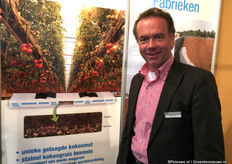 Wim Roosen van DutchPlantin met de gelaagde kokosmat