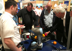 Veel aandacht voor de machines van KOAT. Kees van Dam geeft er graag uitleg over.