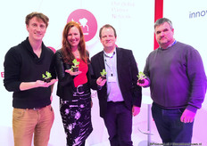 Dirk van Aleven en Dick de Jong bezoeken Wim Steeghs en Henny Seinen van Philips om te proosten met een plantje op de nieuwe samenwerking in het oosten.