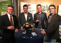 Peter Stuyt van Total Energy Group uit Californië bezoekt zijn broer (te herkennen aan dezelfde bril) bij de stand van Rob Sandberg van De Gier