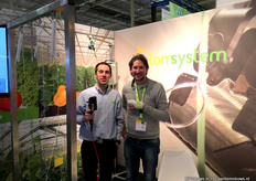 Alberto Lizzaraga laat aan Boy zien dat je zelfs met een hand nog kunt clippen met het Tom-System