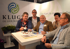 Leon van Wingerden, Stef van Driel en zijn vrouw van Klugt ingesprek met klanten op de stand