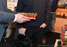 De over heerlijke mini trostomaatjes HA 48230, zouden toch wel een hele mooie naam moeten krijgen. Iemand een goede suggestie?