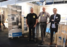 Pieter Versluis en Jan-Piet Kastelein van Buwatec over de nieuwe lichtgewicht daken. Op bezoek is Jeroen van Katwijk van Seahorse Diving. http://www.groentennieuws.nl/artikel/169932/Nieuw- lichtgewicht-en-isolerend-daksysteem-voor-watertanks