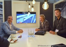 Jan Vellekoop van Peter Dekker Installaties stond onlangs met een fraai artikel in de aandacht bij VNO NCW (http://www.groentennieuws.nl/artikel/166219/Dit-leerde- Jan-Vellekoop-op-handelsmissie). Nu kletst hij bij met Gill & Mitchell van der Drift van Mountain High Greenhouses.