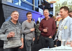 Ted van Lijk en Joost en Paul Zwinkels, allemaal Greenery-telers, kletsen bij met Jan van der Harg