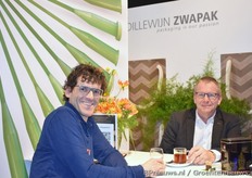 Chris Thuston samen met Jan Groen van Dillewijn Zwapak drinken even n bakkie.