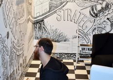 Kunstenaar van Speax met zijn verbazingwekkende tekeningen.