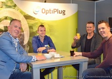 Richard en Rico van Optiplug in gesprek met Bert Verruijven en zoon Bart van Arcadia.