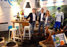 Johan van Paassen en Patrick van Paasen, samen met hostess, presenteren Renewi, het bedrijf dat precies een jaar geleden ontstond t.g.v. een fusie van Shanks Group met Van Gansewinkel
