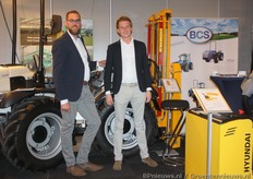 Peter Kuijlen en Julian Vissers bemanden de stand van Z.H.E. Trading BV.