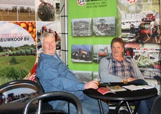 Jan van Nieuwkoop (J.P. van Nieuwkoop Gouda BV) in gesprek met een trouwe klant.