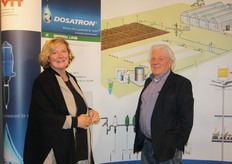 Hilde van Steijn (Dosatron) en Bert van Herwijnen (Veha plastics) deelden een stand.