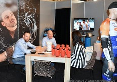 Hidde Galema en Sam Karreman van Lubron Waterbehandeling in gesprek met Lelja Mistric van Evenementenhal Gorinchem.