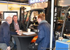 Ronald Luscuere (L. van Vliet Vorkheftrucks), Henk van Leeuwen (Nature's Alliance) en Koen van der Zwan in gesprek.