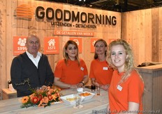 Hans Jaspers, Andreea Macelaru, Monika Keijzer en Vivian Christiaens waren in hun oranje outfits goed herkenbaar op de beursvloer.