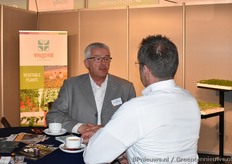 Arco van der Hout van Plantenkwekerij Valstar in gesprek met de overbuurman van Hatek.