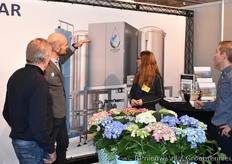 Jeroen Krosse (2e van links) legt uit. Onder andere Sylvia Breker kijkt toe.