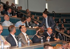 Rutger Mollee, bekend van het satirisch online dagblad 'De Speld' is dagvoorzitter en peilt de mening van het publiek.