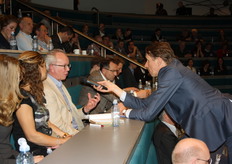 Peter Persoon (Beekenkamp Plants) vertelt dat twee van zijn werknemers bezig zijn met het Acadamy programma van HortiHeroes. Het programma helpt jong talent hun ideeën voor de organisatie vorm te geven.