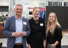 Willem Kramer met Maaike Nieuwenhuizen en Simone Brobbel van Sion Young Plants