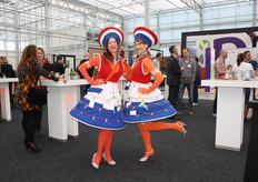 HortiHeroes Tineke Ogink en Caatje van Leeuwen stralen in hun 'netwerkjurken'.