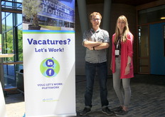 Diverse bedrijven hadden een stand. Hier Tom van Velzen en Marissa Kloppers van Let's Work - World Horti Center.