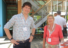 Een andere deelnemer van het programma: Jeroen Steenbergen van Deliflor, hier in gesprek met Wil van Kester.