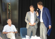 Dagvoorzitter Rutger Mollee stelt de jury voor. Naast hem staat Michael van Lier (We are Builders)