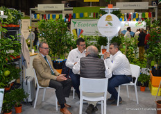 Collega's van Viveros Sevilla in gesprek met bezoekers van de beurs.