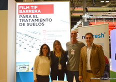 Maribel Hernandez en Javier Pery van Armando Alvarez en hun klant Sogi Gal van het bedrijf RIMI Co uit Israel