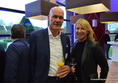 Tijd voor de borrel. Ton van Dalen van Oxin Growers, de kersverse fusie van telerscoöperaties Best of Four en Van Nature, samen met Danielle Hartog van Dymak.