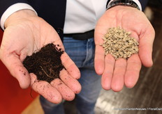 (Van der Knaap): Links GreenSoil, rechts TopControl. TopControl is gepalletiseerd vlas. Het wordt op de pot gestrooid tegen onkruid en mos.