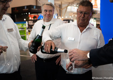 Nico Luiten schenkt de glaasjes vol