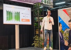Vincent van der Gaag (Dutch Lion) op het podium van het WHC-paviljoen. 