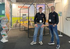 Een vader-zoon-foto bij Schellekens Totaalprojecten.