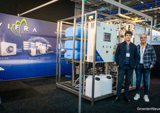 Vifra is al lang actief in de tuinbouw, en voegde tien jaar geleden systemen ten behoeve van waterkwaliteit aan het assortiment toe. Zeker met het oog op verplichte recirculatie, maar ook gezien het belang van zuinig omgaan met water, groeit de markt voor ze. Op de foto Riccardo en Vincenzo Russo.