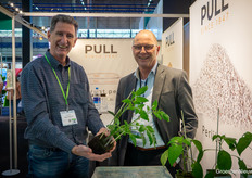Eric de Ruiter (Organic Shapes) en Piet 'Perlite' Mertens (Pull Rhenen) laten de  nieuwe mogelijkheden zien met hun veenvrije en maximaal bio-based substraat: een blok zonder wikkel, geheel automatiserbaar