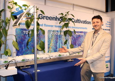 Gijs van Asselt van Sigrow laat met trots de Optidrain zien, deze teeltgoot heeft een gecombineerd weeg drain systeem met EC ph meting