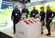 Jari Boerboom, Jerry Bentvelsen, Peter Custers, Leonie Hogendonk en Pamela Dekker (Bayer De Ruiter). In de stand bij het veredelingsbedrijf kon je volop vernieuwde tomatenrassen proeven, en vergelijken.