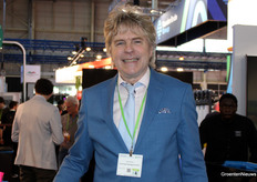 Koos Evenblij promoot namens Multi-Cover een coating voor op het kasdek die telers voor jaren van schadelijke organismen afhelpt.