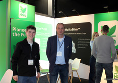 Floris de Hoog en Marco Molenaar (Haifa). Bij Haifa zien ze kansen om met een combinatie van meststoffen en biostimulanten in het gat te duiken dat dreigt te vallen met de snelle afbouw van chemische gewasbeschermingsmiddelen. Meststoffen en biostimulanten kunnen helpen gewassen weerbaarder te maken.