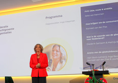 Met opzwepende muziek kwam dagvoorzitter Inge het podium op. Dat werkte niet helemaal, maar zodra de presentaties van start gingen was de zaal wél aan.