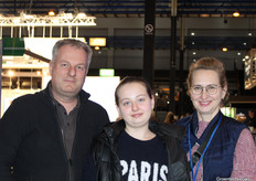 Pieter, Julia en Monika van Cornelissen Fruit en Boomkwekerijen wonen in de buurt en namen een kijkje op HortiContact.