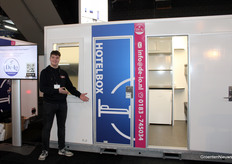 Tjeerd van Bruchem met de Hotelbox van De-Lo Verkoop & Verhuur