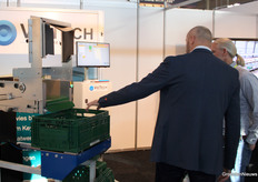 Wilco Vieveen (Vietech) geeft uitleg bij een doorontwikkelde techniek op paprika's in kratten te verwerken.
