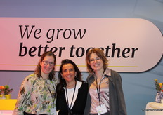 Lisa di Rosa van Agrolux straalt tussen de dames van Wageningen UR Corien Voorburg en Jacqueline van Oosten. Team club van 100.