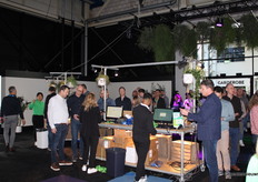 Het was al vroeg lekker druk bij de entree van de beurs