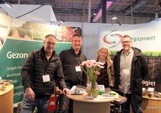 Veel meststofkundige op de stand van (Orgapower) Johan Meersma, Albert Dortmans samen met klanten Marieke Siemon en Stefanno Cattapan van CCS Italië.
