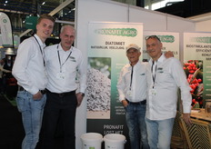 Erik en Hans Vulpen samen met Egon Kuonen en willem Lammerink van PronaFit Agro. Met hun product Diatomiet, wie kent het niet?